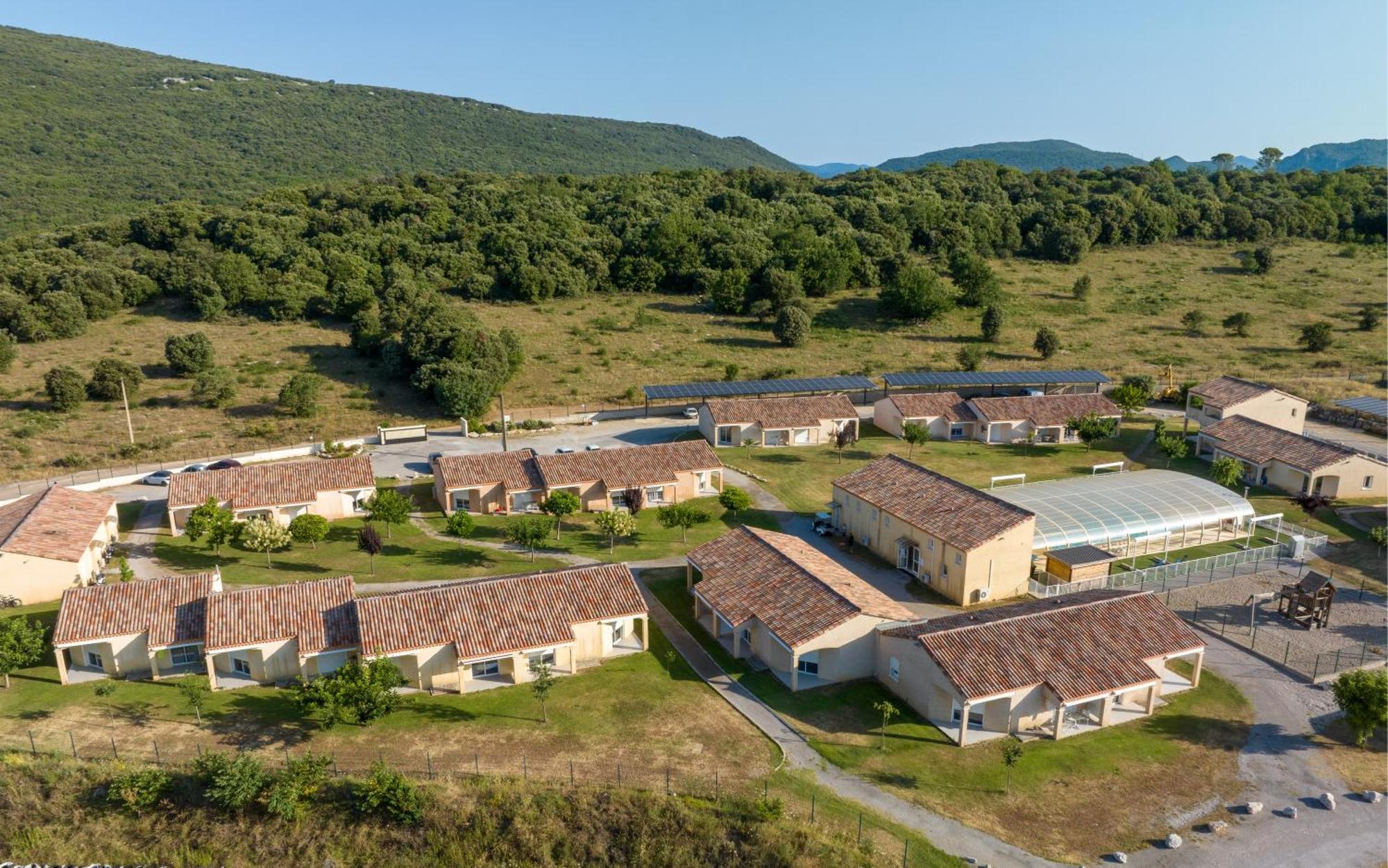 Park & Suites Village Gorges De L'Herault-Cevennes Brissac Bagian luar foto