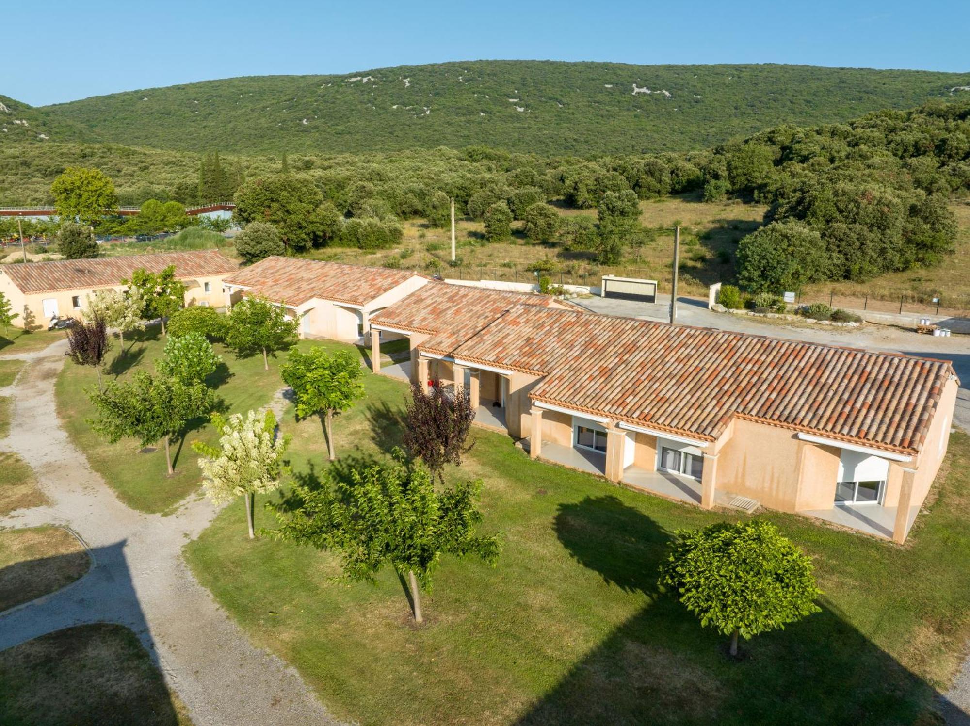 Park & Suites Village Gorges De L'Herault-Cevennes Brissac Bagian luar foto