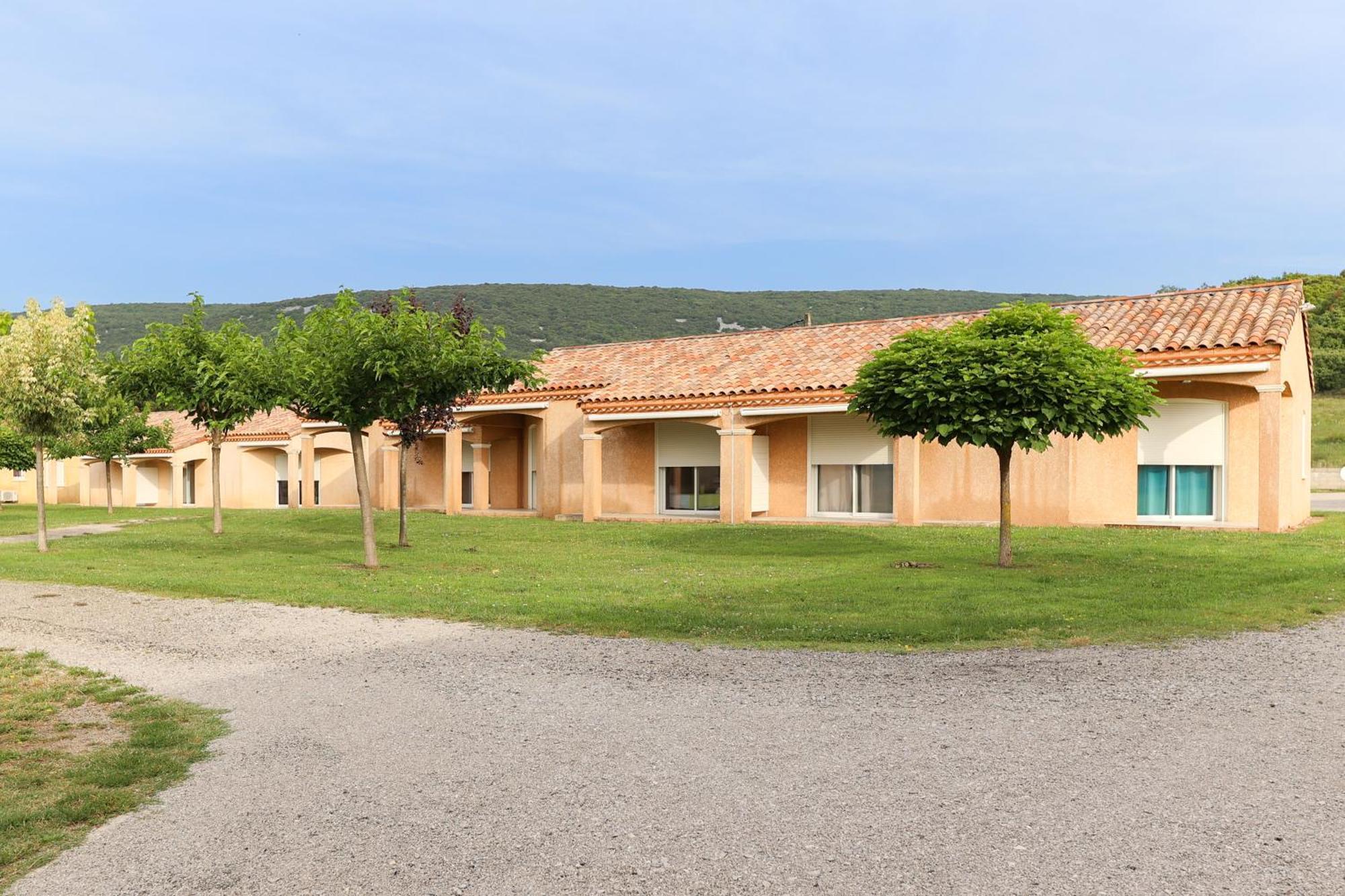 Park & Suites Village Gorges De L'Herault-Cevennes Brissac Bagian luar foto